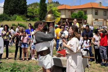 Santacara celebró celebró este domingo el XI Día de Cara, en el que la localidad recuerda sus orígenes romanos. Los vecinos pudieron trasladarse al antiguo Imperio a través de numerosas actividades, entre ellas, varias reconstrucciones históricas