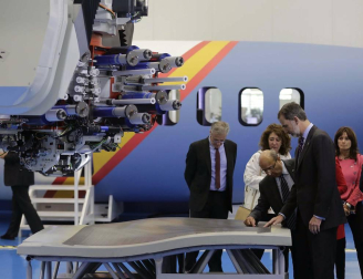 Don Felipe ha llegado a Pamplona a las 11.30 horas acompañado por el ministro de Fomento, José Luis Ábalos