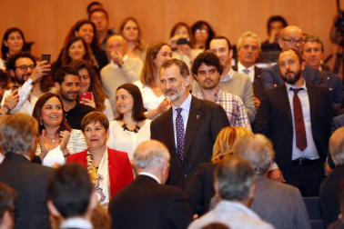 Don Felipe ha llegado a Pamplona a las 11.30 horas acompañado por el ministro de Fomento, José Luis Ábalos
