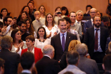 Don Felipe ha llegado a Pamplona a las 11.30 horas acompañado por el ministro de Fomento, José Luis Ábalos