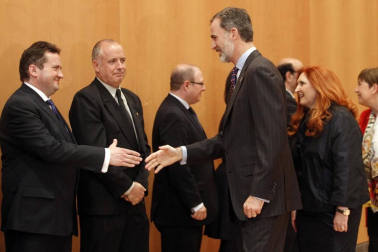 Don Felipe ha llegado a Pamplona a las 11.30 horas acompañado por el ministro de Fomento, José Luis Ábalos