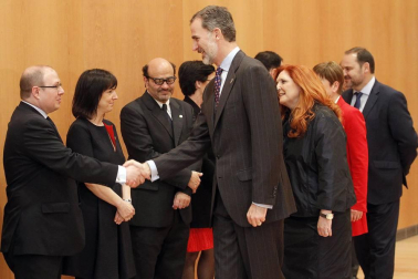 Don Felipe ha llegado a Pamplona a las 11.30 horas acompañado por el ministro de Fomento, José Luis Ábalos