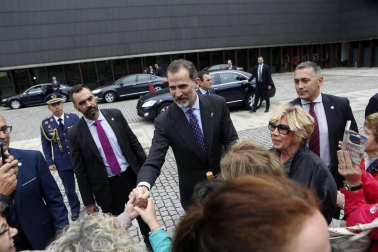 Don Felipe ha llegado a Pamplona a las 11.30 horas acompañado por el ministro de Fomento, José Luis Ábalos