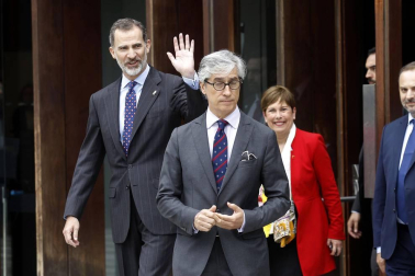 Don Felipe ha llegado a Pamplona a las 11.30 horas acompañado por el ministro de Fomento, José Luis Ábalos