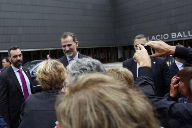 Don Felipe ha llegado a Pamplona a las 11.30 horas acompañado por el ministro de Fomento, José Luis Ábalos