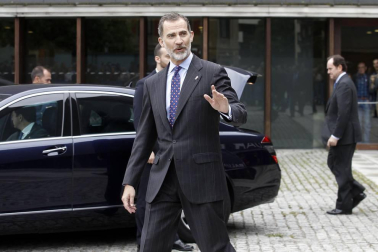Don Felipe ha llegado a Pamplona a las 11.30 horas acompañado por el ministro de Fomento, José Luis Ábalos
