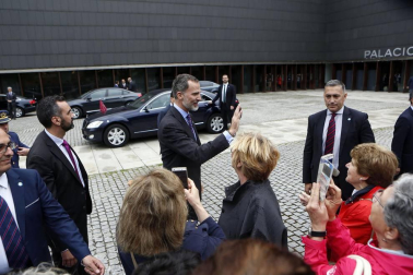 Don Felipe ha llegado a Pamplona a las 11.30 horas acompañado por el ministro de Fomento, José Luis Ábalos