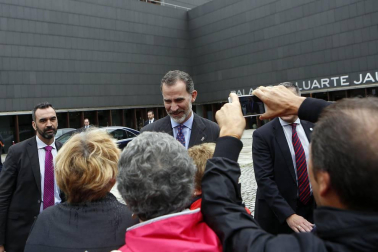 Don Felipe ha llegado a Pamplona a las 11.30 horas acompañado por el ministro de Fomento, José Luis Ábalos