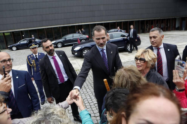 Don Felipe ha llegado a Pamplona a las 11.30 horas acompañado por el ministro de Fomento, José Luis Ábalos