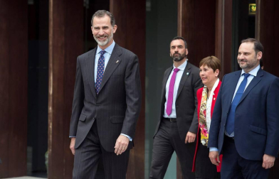 Don Felipe ha llegado a Pamplona a las 11.30 horas acompañado por el ministro de Fomento, José Luis Ábalos