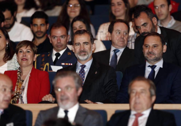 Don Felipe ha llegado a Pamplona a las 11.30 horas acompañado por el ministro de Fomento, José Luis Ábalos
