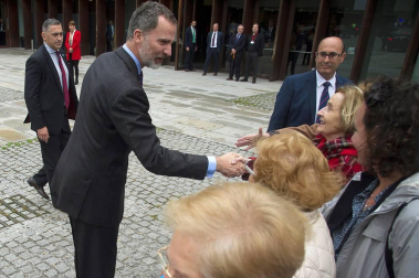Don Felipe ha llegado a Pamplona a las 11.30 horas acompañado por el ministro de Fomento, José Luis Ábalos
