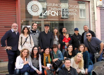 Aficionados y aficionadas a la fotografía preparados para una excursión fotográfica organizada por la AFCN