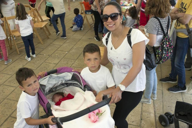 La asociación juvenil 'Los ginebros', con la colaboración del ayuntamiento local, puso en marcha la decimoquinta edición de las Fiestas de la Juventud de Ayegui que se celebró el 8 y 9 de junio. La cámara de ¡Click! se acercó a la chocolatada, hinchables y talleres organizados el primer día, como preludio al lanzamiento del cohete anunciador, que poco después ponía en marcha de forma oficial los festejos.