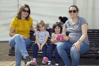 La asociación juvenil 'Los ginebros', con la colaboración del ayuntamiento local, puso en marcha la decimoquinta edición de las Fiestas de la Juventud de Ayegui que se celebró el 8 y 9 de junio. La cámara de ¡Click! se acercó a la chocolatada, hinchables y talleres organizados el primer día, como preludio al lanzamiento del cohete anunciador, que poco después ponía en marcha de forma oficial los festejos.