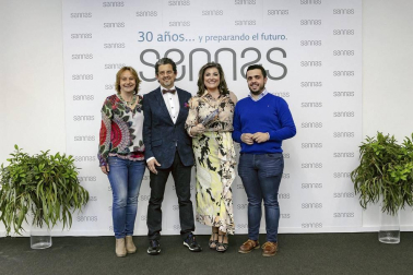 La Clínica Sannas, ubicada en Nuevo Artica, celebró el pasado 6 de junio su treinta aniversario en una emotiva velada que repasó los momentos más importantes de su historia. Más de 130 invitados pudieron comprobar cómo la innovación constante ha permitido a esta clínica redefinir los conceptos de la odontología de vanguardia. Una apuesta decidida por el futuro a la que se suma el componente artístico que requiere la profesión de dentista.