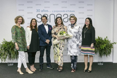 La Clínica Sannas, ubicada en Nuevo Artica, celebró el pasado 6 de junio su treinta aniversario en una emotiva velada que repasó los momentos más importantes de su historia. Más de 130 invitados pudieron comprobar cómo la innovación constante ha permitido a esta clínica redefinir los conceptos de la odontología de vanguardia. Una apuesta decidida por el futuro a la que se suma el componente artístico que requiere la profesión de dentista.