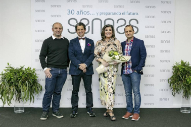 La Clínica Sannas, ubicada en Nuevo Artica, celebró el pasado 6 de junio su treinta aniversario en una emotiva velada que repasó los momentos más importantes de su historia. Más de 130 invitados pudieron comprobar cómo la innovación constante ha permitido a esta clínica redefinir los conceptos de la odontología de vanguardia. Una apuesta decidida por el futuro a la que se suma el componente artístico que requiere la profesión de dentista.