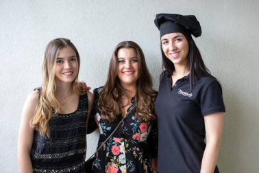 La Clínica Sannas, ubicada en Nuevo Artica, celebró el pasado 6 de junio su treinta aniversario en una emotiva velada que repasó los momentos más importantes de su historia. Más de 130 invitados pudieron comprobar cómo la innovación constante ha permitido a esta clínica redefinir los conceptos de la odontología de vanguardia. Una apuesta decidida por el futuro a la que se suma el componente artístico que requiere la profesión de dentista.