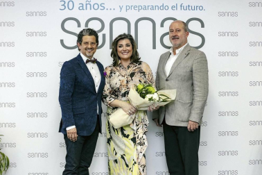 La Clínica Sannas, ubicada en Nuevo Artica, celebró el pasado 6 de junio su treinta aniversario en una emotiva velada que repasó los momentos más importantes de su historia. Más de 130 invitados pudieron comprobar cómo la innovación constante ha permitido a esta clínica redefinir los conceptos de la odontología de vanguardia. Una apuesta decidida por el futuro a la que se suma el componente artístico que requiere la profesión de dentista.