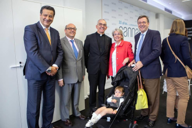 La Clínica Sannas, ubicada en Nuevo Artica, celebró el pasado 6 de junio su treinta aniversario en una emotiva velada que repasó los momentos más importantes de su historia. Más de 130 invitados pudieron comprobar cómo la innovación constante ha permitido a esta clínica redefinir los conceptos de la odontología de vanguardia. Una apuesta decidida por el futuro a la que se suma el componente artístico que requiere la profesión de dentista.