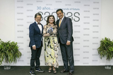 La Clínica Sannas, ubicada en Nuevo Artica, celebró el pasado 6 de junio su treinta aniversario en una emotiva velada que repasó los momentos más importantes de su historia. Más de 130 invitados pudieron comprobar cómo la innovación constante ha permitido a esta clínica redefinir los conceptos de la odontología de vanguardia. Una apuesta decidida por el futuro a la que se suma el componente artístico que requiere la profesión de dentista.