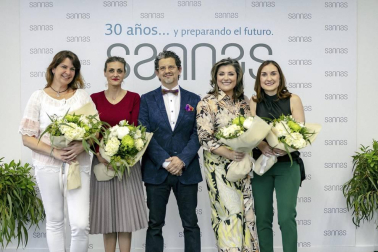 La Clínica Sannas, ubicada en Nuevo Artica, celebró el pasado 6 de junio su treinta aniversario en una emotiva velada que repasó los momentos más importantes de su historia. Más de 130 invitados pudieron comprobar cómo la innovación constante ha permitido a esta clínica redefinir los conceptos de la odontología de vanguardia. Una apuesta decidida por el futuro a la que se suma el componente artístico que requiere la profesión de dentista.