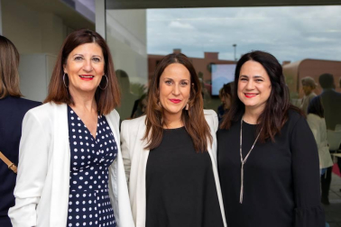 La Clínica Sannas, ubicada en Nuevo Artica, celebró el pasado 6 de junio su treinta aniversario en una emotiva velada que repasó los momentos más importantes de su historia. Más de 130 invitados pudieron comprobar cómo la innovación constante ha permitido a esta clínica redefinir los conceptos de la odontología de vanguardia. Una apuesta decidida por el futuro a la que se suma el componente artístico que requiere la profesión de dentista.