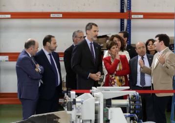 El rey Felipe VI ha visitado en Torres de Elorz las instalaciones de la empresa MTorres.