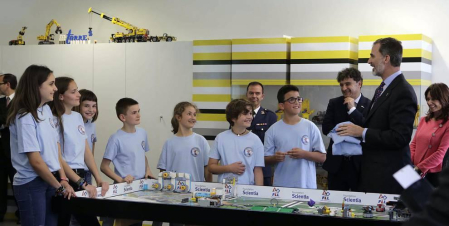 El rey Felipe VI ha visitado en Torres de Elorz las instalaciones de la empresa MTorres.