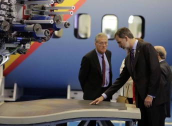 El rey Felipe VI ha visitado en Torres de Elorz las instalaciones de la empresa MTorres.