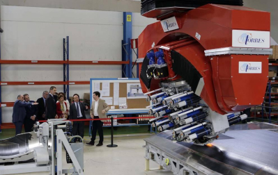 El rey Felipe VI ha visitado en Torres de Elorz las instalaciones de la empresa MTorres.