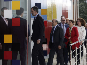 El rey Felipe VI ha visitado en Torres de Elorz las instalaciones de la empresa MTorres.