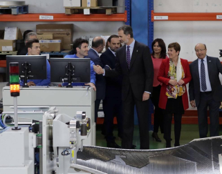 El rey Felipe VI ha visitado en Torres de Elorz las instalaciones de la empresa MTorres.