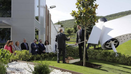 El rey Felipe VI ha visitado en Torres de Elorz las instalaciones de la empresa MTorres.