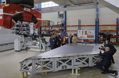 El rey Felipe VI ha visitado en Torres de Elorz las instalaciones de la empresa MTorres.