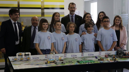 El rey Felipe VI ha visitado en Torres de Elorz las instalaciones de la empresa MTorres.