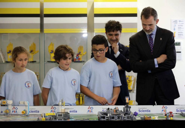 El rey Felipe VI ha visitado en Torres de Elorz las instalaciones de la empresa MTorres.