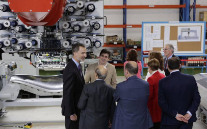 El rey Felipe VI ha visitado en Torres de Elorz las instalaciones de la empresa MTorres.
