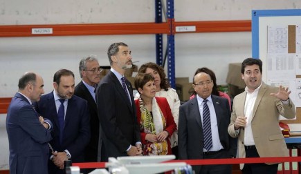El rey Felipe VI ha visitado en Torres de Elorz las instalaciones de la empresa MTorres.