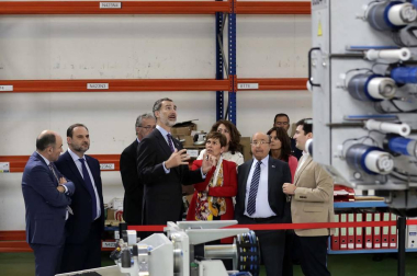 El rey Felipe VI ha visitado en Torres de Elorz las instalaciones de la empresa MTorres.
