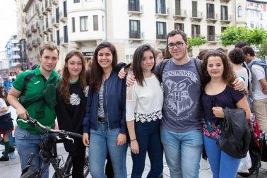 El viernes 8 de junio y el sábado 9 de junio el Ensanche se convirtió en un escenario gigante para el talento de pequeños artistas que ofrecieron un total de 16 actividades diferentes protagonizadas por: Escuela Navarra de Jotas, Flamenco Aires del Sur, Escuela de Música de Ansoáin, Kíthara Escuela de Música, Escuela de Danza Ravel, Escuela de Danza de Navarra, equipo de gimnasia rítmica del Club Natación, Zumba Fitness, Breahtless Dance Center, talleres creativos de Alfil.bey y de Art 5 Bellas Artes, Escuela de flamenco Sandra Gallardo, equipo de gimasia rítmica Alaia y yoga, danza y mindfulness con Espacio Meraki. Todo ello dentro de la campaña 'Comercio hace ciudad' organizada por la Asociación de comerciantes del Ensanche y el Ayuntamiento de Pamplona.