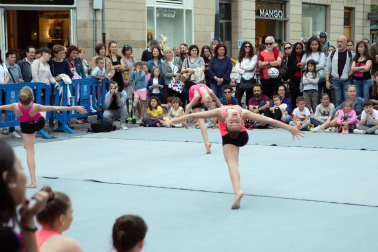 El viernes 8 de junio y el sábado 9 de junio el Ensanche se convirtió en un escenario gigante para el talento de pequeños artistas que ofrecieron un total de 16 actividades diferentes protagonizadas por: Escuela Navarra de Jotas, Flamenco Aires del Sur, Escuela de Música de Ansoáin, Kíthara Escuela de Música, Escuela de Danza Ravel, Escuela de Danza de Navarra, equipo de gimnasia rítmica del Club Natación, Zumba Fitness, Breahtless Dance Center, talleres creativos de Alfil.bey y de Art 5 Bellas Artes, Escuela de flamenco Sandra Gallardo, equipo de gimasia rítmica Alaia y yoga, danza y mindfulness con Espacio Meraki. Todo ello dentro de la campaña 'Comercio hace ciudad' organizada por la Asociación de comerciantes del Ensanche y el Ayuntamiento de Pamplona.