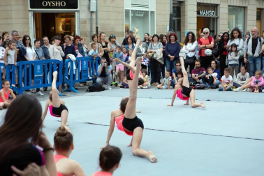 El viernes 8 de junio y el sábado 9 de junio el Ensanche se convirtió en un escenario gigante para el talento de pequeños artistas que ofrecieron un total de 16 actividades diferentes protagonizadas por: Escuela Navarra de Jotas, Flamenco Aires del Sur, Escuela de Música de Ansoáin, Kíthara Escuela de Música, Escuela de Danza Ravel, Escuela de Danza de Navarra, equipo de gimnasia rítmica del Club Natación, Zumba Fitness, Breahtless Dance Center, talleres creativos de Alfil.bey y de Art 5 Bellas Artes, Escuela de flamenco Sandra Gallardo, equipo de gimasia rítmica Alaia y yoga, danza y mindfulness con Espacio Meraki. Todo ello dentro de la campaña 'Comercio hace ciudad' organizada por la Asociación de comerciantes del Ensanche y el Ayuntamiento de Pamplona.