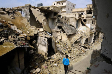 Entre escombros, año y medio después de que el ejército haya recuperado los barrios orientales de Alepo, la vida se asoma tímidamente. Aquí, durante cuatro años, cinco meses y tres días los combates segaron la vida de más de 30.000 personas. Muchos refugiados y desplazados vivían en las casas que ilustra este reportaje.