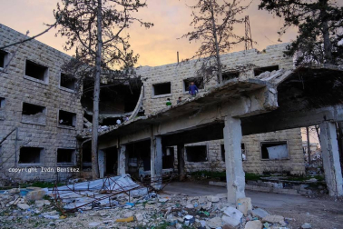 Entre escombros, año y medio después de que el ejército haya recuperado los barrios orientales de Alepo, la vida se asoma tímidamente. Aquí, durante cuatro años, cinco meses y tres días los combates segaron la vida de más de 30.000 personas. Muchos refugiados y desplazados vivían en las casas que ilustra este reportaje.