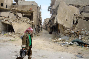 Entre escombros, año y medio después de que el ejército haya recuperado los barrios orientales de Alepo, la vida se asoma tímidamente. Aquí, durante cuatro años, cinco meses y tres días los combates segaron la vida de más de 30.000 personas. Muchos refugiados y desplazados vivían en las casas que ilustra este reportaje.