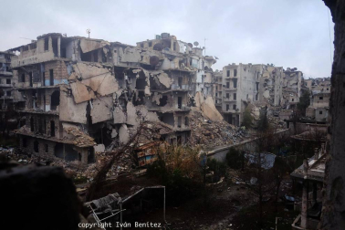 Entre escombros, año y medio después de que el ejército haya recuperado los barrios orientales de Alepo, la vida se asoma tímidamente. Aquí, durante cuatro años, cinco meses y tres días los combates segaron la vida de más de 30.000 personas. Muchos refugiados y desplazados vivían en las casas que ilustra este reportaje.