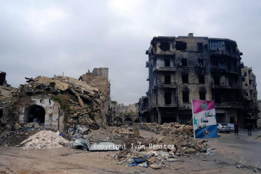 Entre escombros, año y medio después de que el ejército haya recuperado los barrios orientales de Alepo, la vida se asoma tímidamente. Aquí, durante cuatro años, cinco meses y tres días los combates segaron la vida de más de 30.000 personas. Muchos refugiados y desplazados vivían en las casas que ilustra este reportaje.
