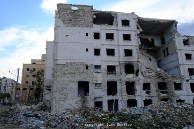 Entre escombros, año y medio después de que el ejército haya recuperado los barrios orientales de Alepo, la vida se asoma tímidamente. Aquí, durante cuatro años, cinco meses y tres días los combates segaron la vida de más de 30.000 personas. Muchos refugiados y desplazados vivían en las casas que ilustra este reportaje.